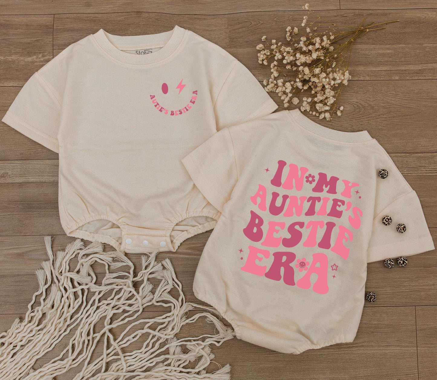 In My Auntie's Bestie Era Retro Pink Baby Romper Bodysuit with Stars and Flower Newborn Girl Shower Gift Vintage Playful Niece Outfit
