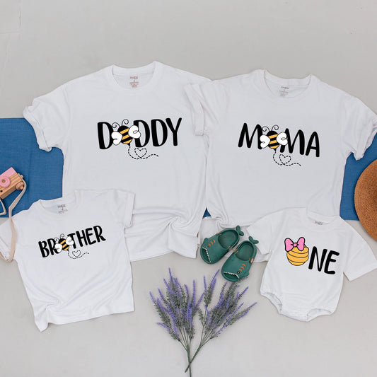 Bee First Birthday Family Shirts Mommy Daddy Sister 1st Birthday T-shirts Baby Shower Party Flying Bee Heart Trail Custom Mommy and Me Outfits