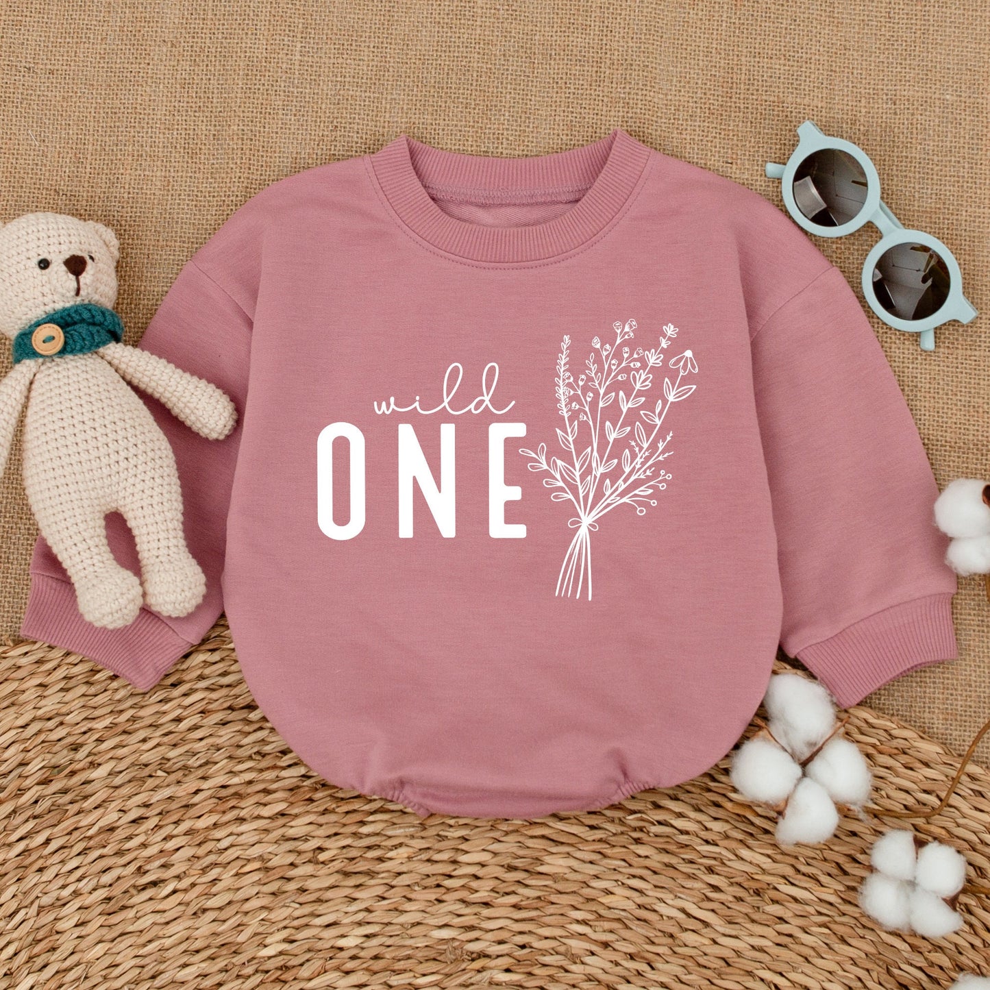 Wild One Birthday Romper for Baby Girl Wildflower Cake Smash Outfit Newborn Bubble Bodysuit Sweet Boho Baby Shower Gift Minimalist Floral Design