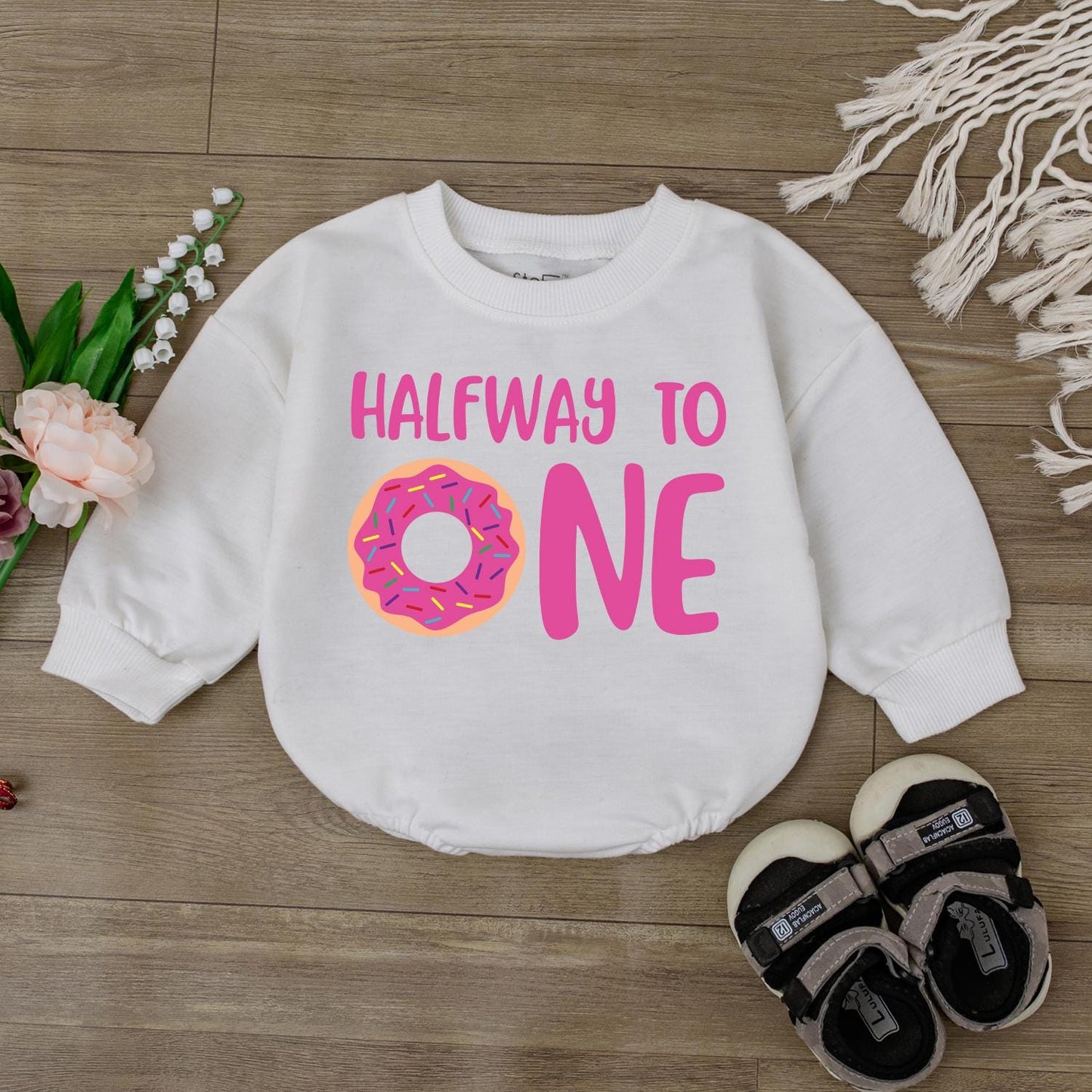 Adorable "Half Way To One" Donut Birthday Romper Cute Baby Girl Boy Outfit Gift Soft Cotton Bodysuit Celebration Apparel