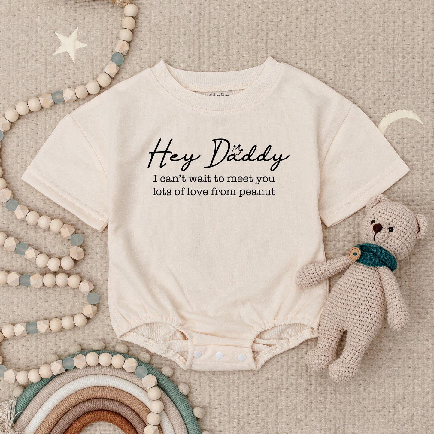 To Daddy 'Hey Daddy' Baby Romper with Crown Black Script Font & 'I can't wait to meet you' Message for New Baby Announcement & Daddy Gift