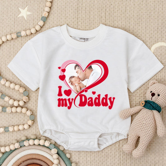 Custom Photo I Love My Daddy Baby Romper Sentimental Father Baby Kiss Pink Red Heart Outline Little One Month Baby Girl Bodysuit First Dad Gift