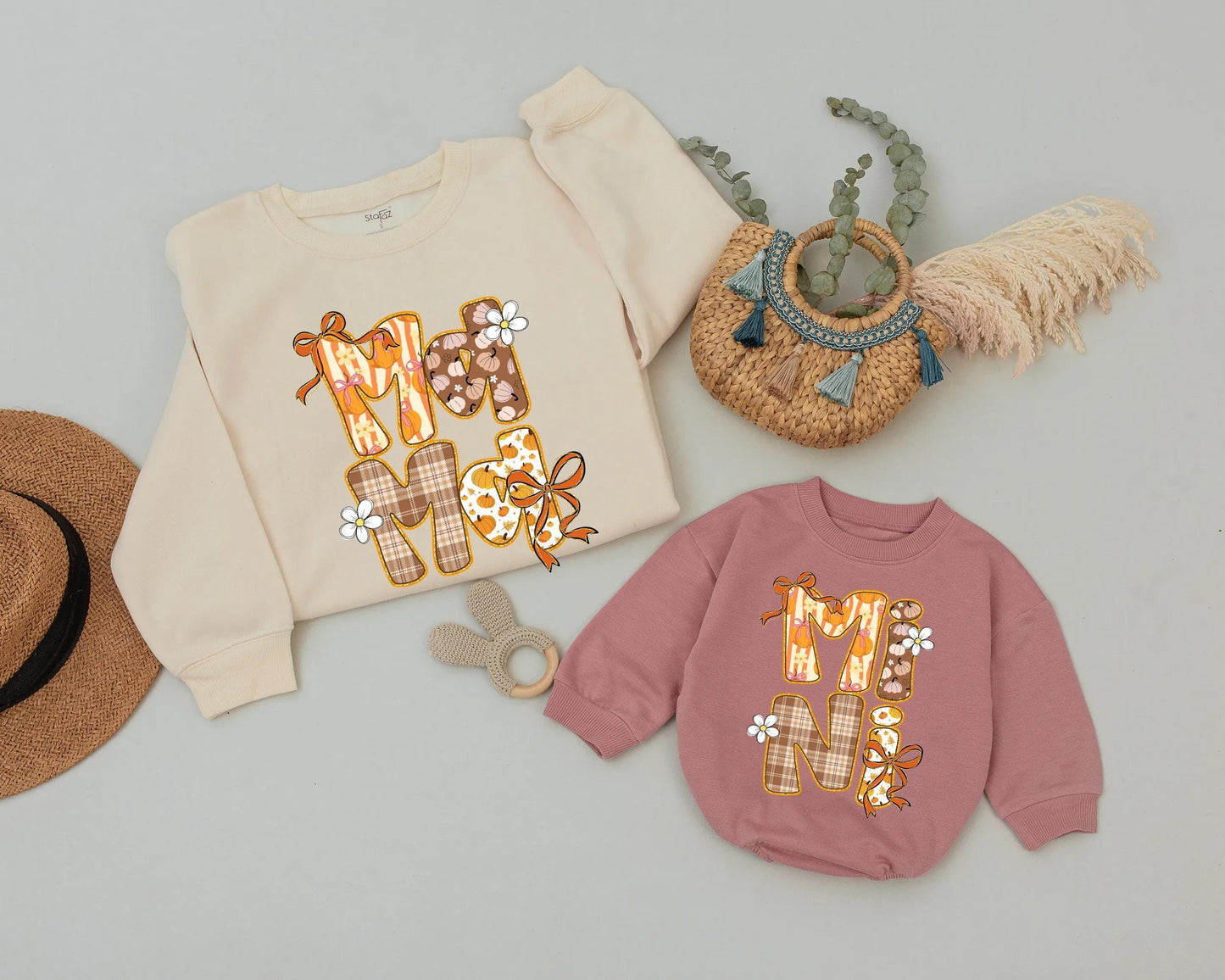 Mommy and Me Halloween Sweatshirt Set, Retro Mama Mini Outfit with Gold Glitter Pumpkins & Flowers, Cute Matching Family Sweaters, Spooky Season Style (138)
