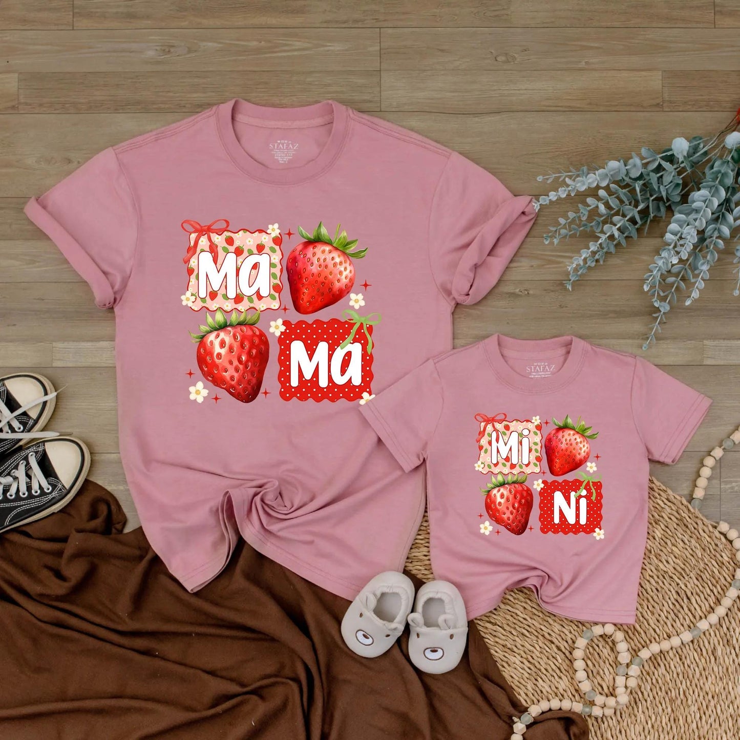 Cute Strawberry Dada Mama Matching Family T-Shirts Mimi Bubble Romper New Parents Gift Mother Father Day Playful Floral Bow Design