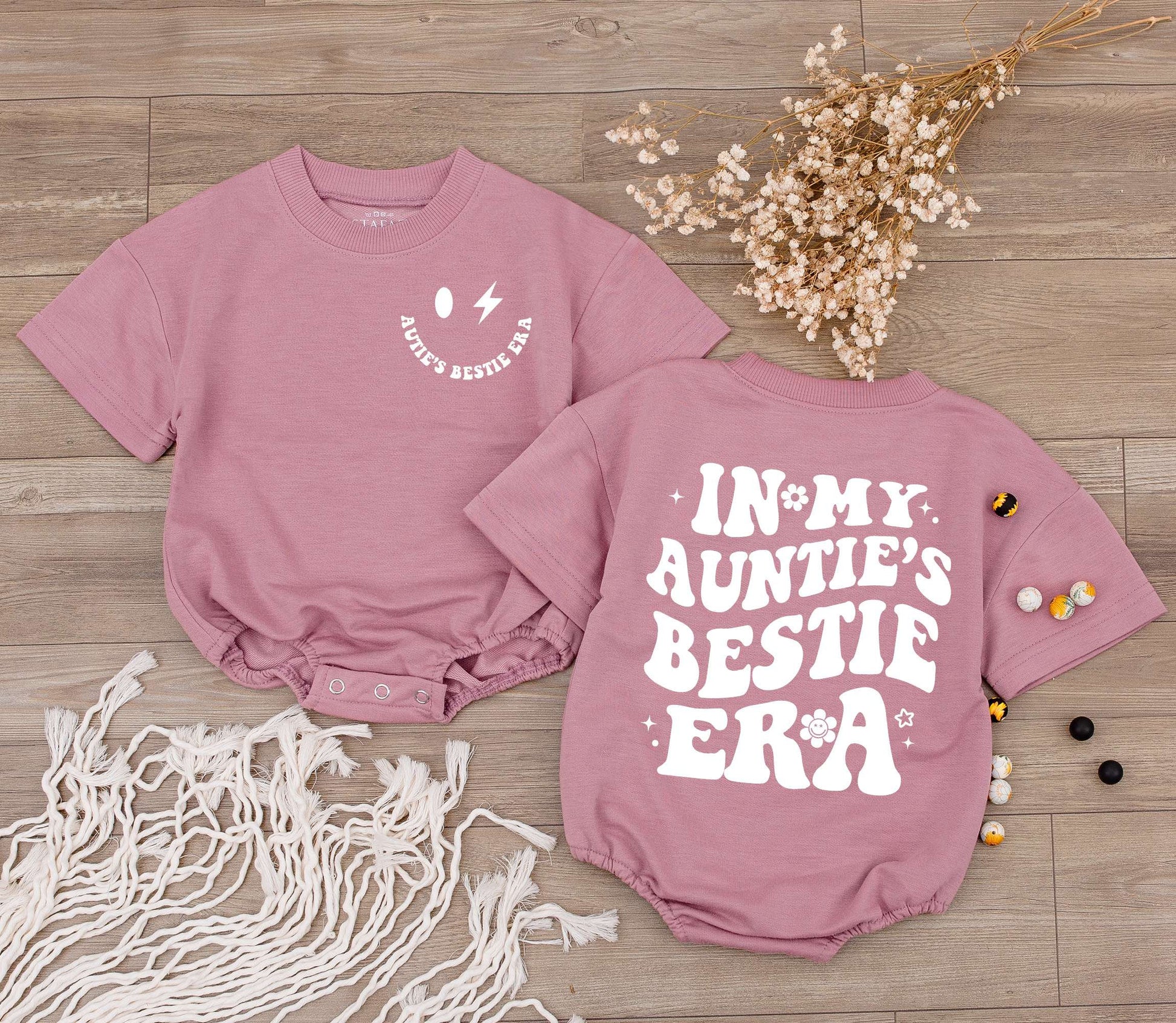 In My Auntie's Bestie Era Retro Pink Baby Romper Bodysuit with Stars and Flower Newborn Girl Shower Gift Vintage Playful Niece Outfit