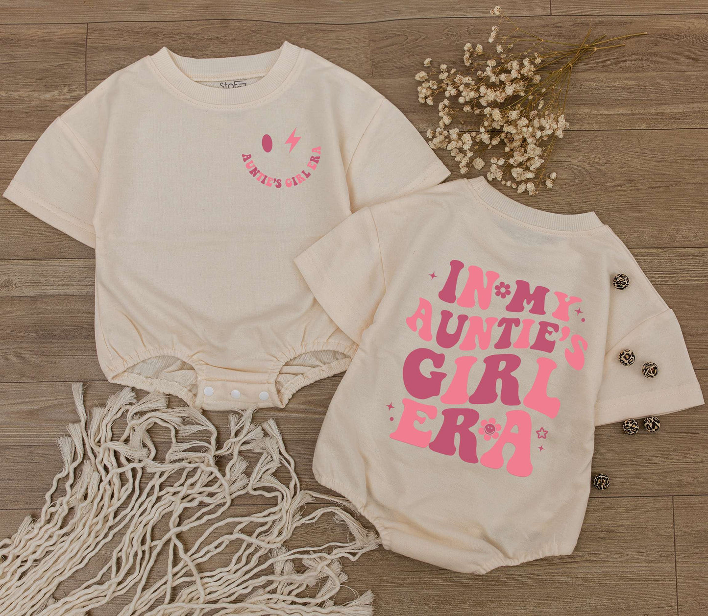 Auntie's Girl Era Baby Romper, Cute Newborn Bodysuit, Funny Infant Clothes Gift for Niece, Pregnancy Announcement Outfit, Soft Cotton Short Sleeve, Handwriting