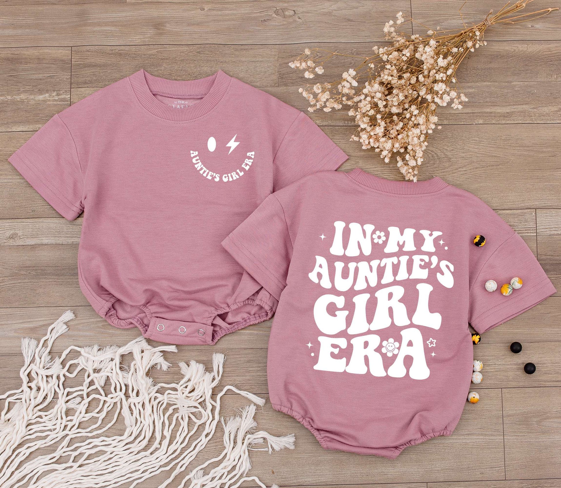 Auntie's Girl Era Baby Romper, Cute Newborn Bodysuit, Funny Infant Clothes Gift for Niece, Pregnancy Announcement Outfit, Soft Cotton Short Sleeve, Handwriting