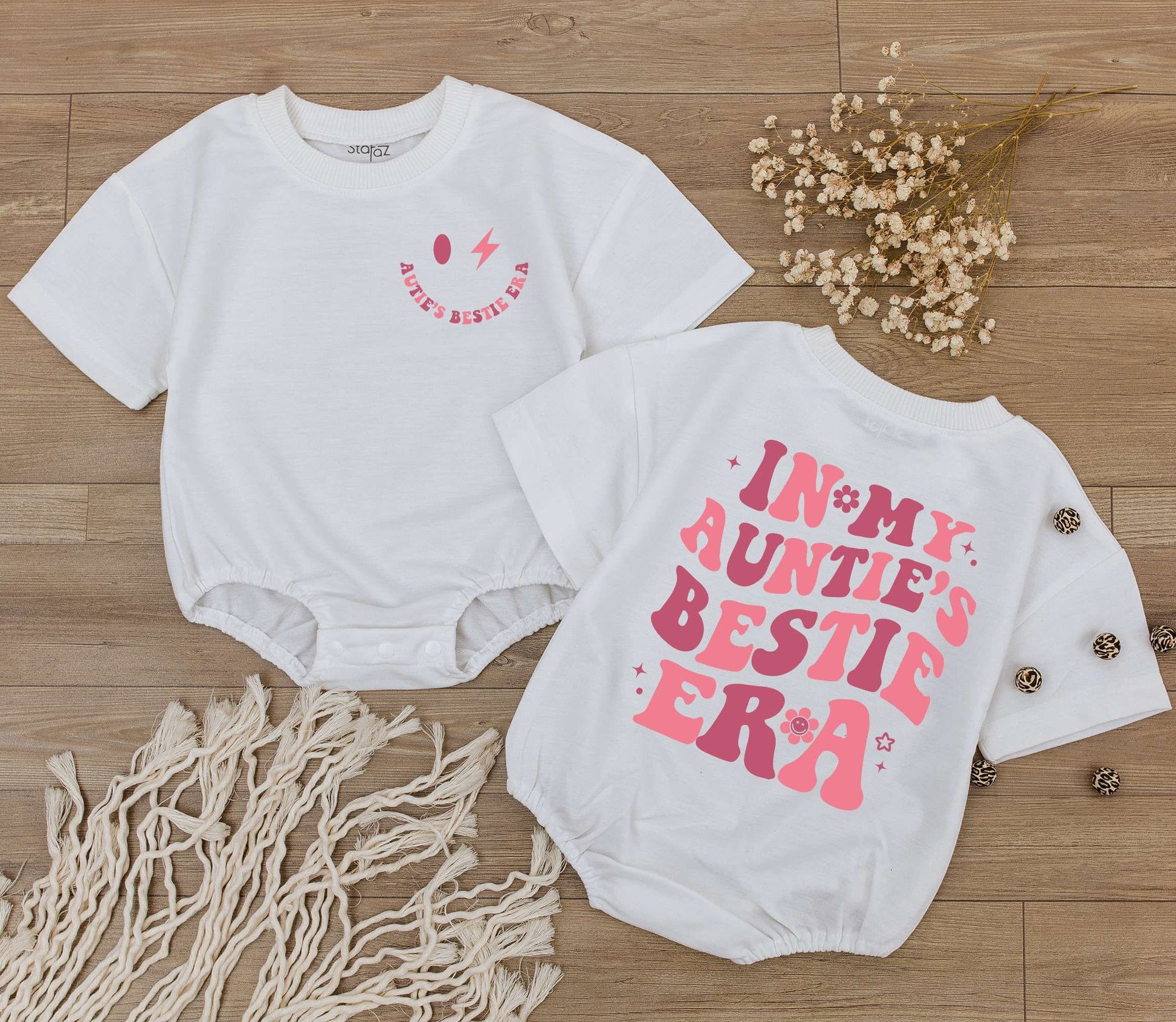 In My Auntie's Bestie Era Retro Pink Baby Romper Bodysuit with Stars and Flower Newborn Girl Shower Gift Vintage Playful Niece Outfit