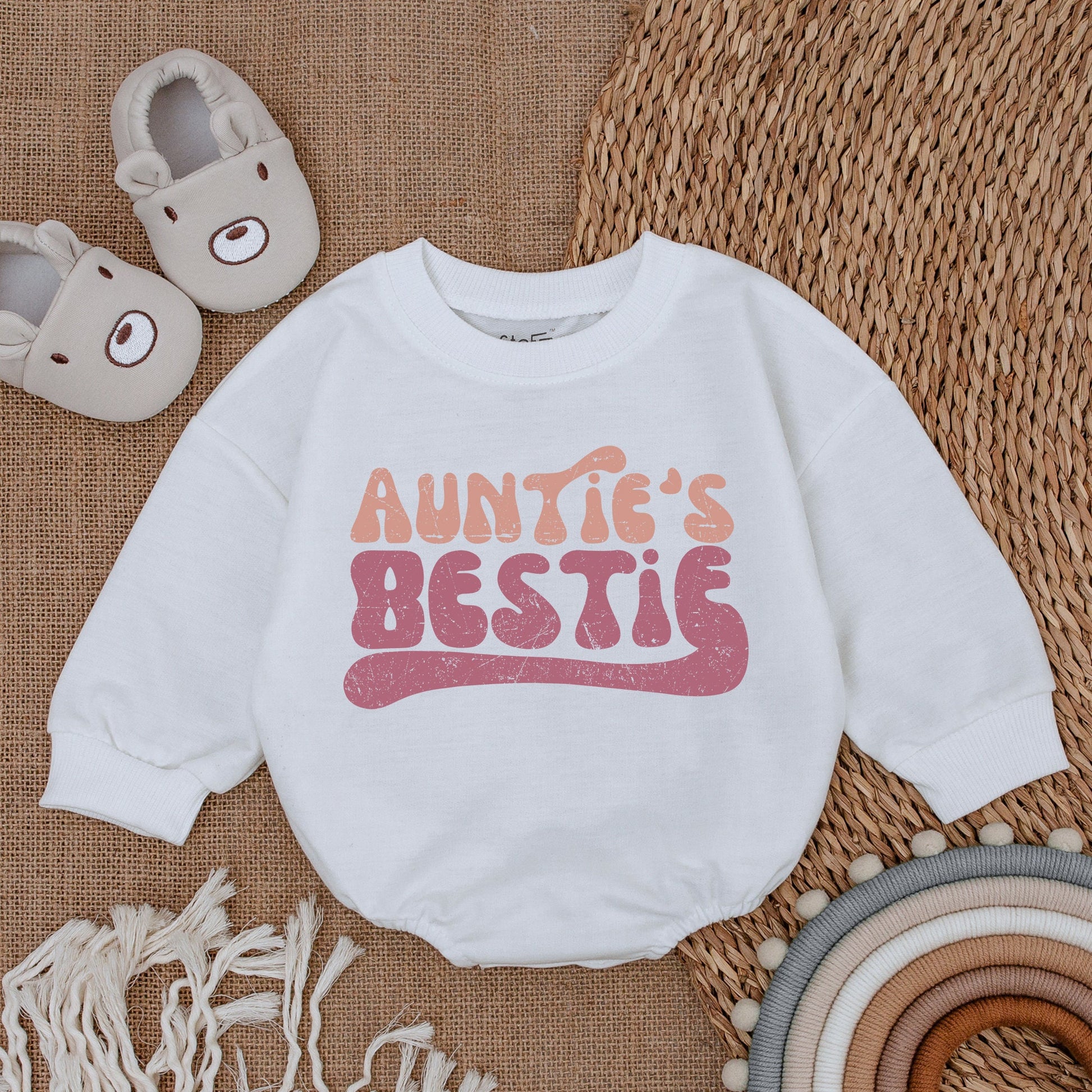 Auntie's Bestie Baby Romper with Retro Pink Wavy Font, Newborn Infant Gift from Aunt, Vintage Distressed Pregnancy Announcement Outfit for Bestie