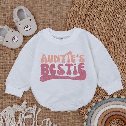 Auntie's Bestie Baby Romper with Retro Pink Wavy Font, Newborn Infant Gift from Aunt, Vintage Distressed Pregnancy Announcement Outfit for Bestie