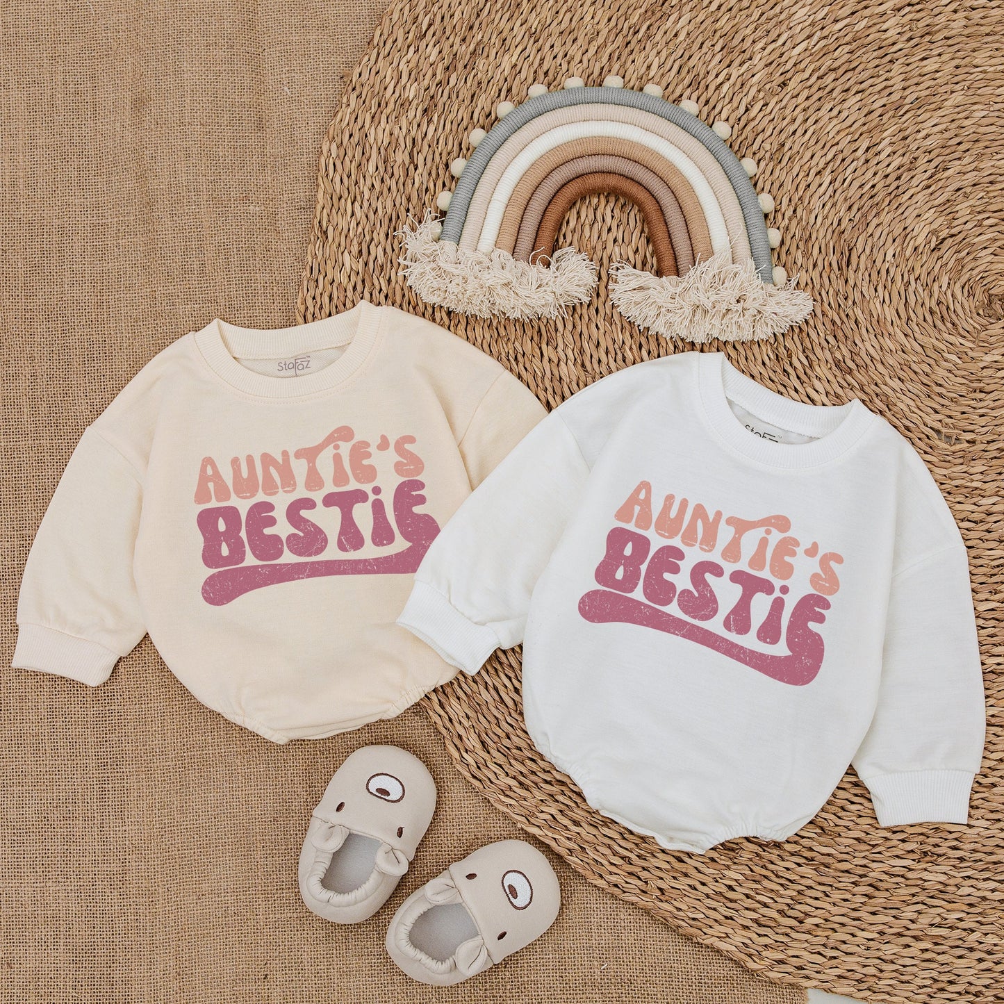 Auntie's Bestie Baby Romper with Retro Pink Wavy Font, Newborn Infant Gift from Aunt, Vintage Distressed Pregnancy Announcement Outfit for Bestie