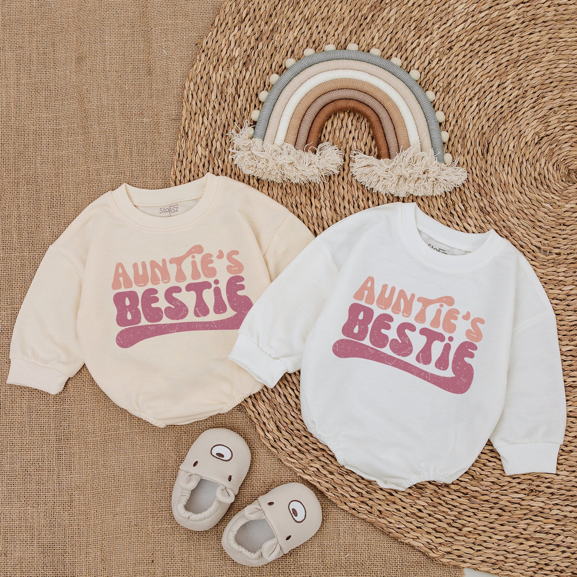 Auntie's Bestie Baby Romper with Retro Pink Wavy Font, Newborn Infant Gift from Aunt, Vintage Distressed Pregnancy Announcement Outfit for Bestie