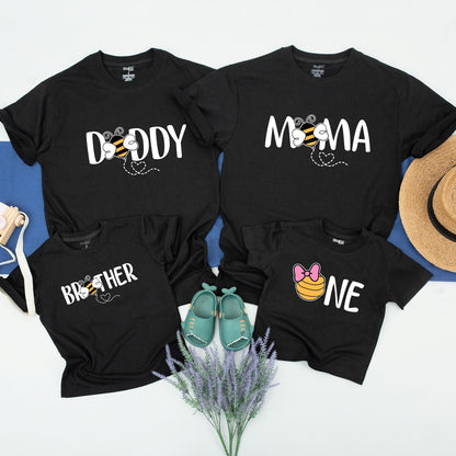 Bee First Birthday Family Shirts Mommy Daddy Sister 1st Birthday T-shirts Baby Shower Party Flying Bee Heart Trail Custom Mommy and Me Outfits
