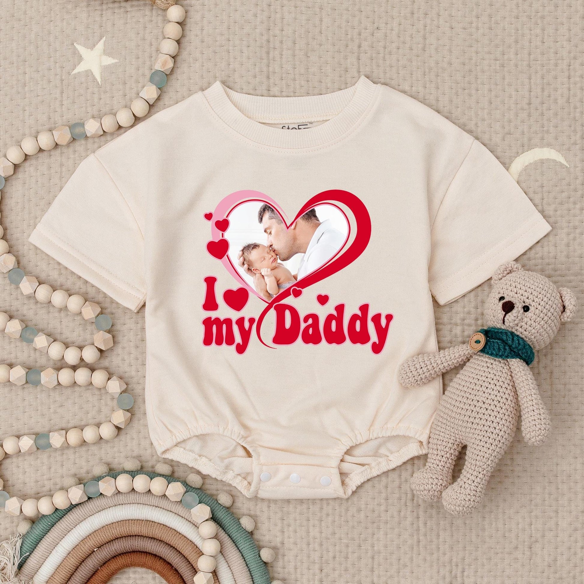 Custom Photo I Love My Daddy Baby Romper Sentimental Father Baby Kiss Pink Red Heart Outline Little One Month Baby Girl Bodysuit First Dad Gift
