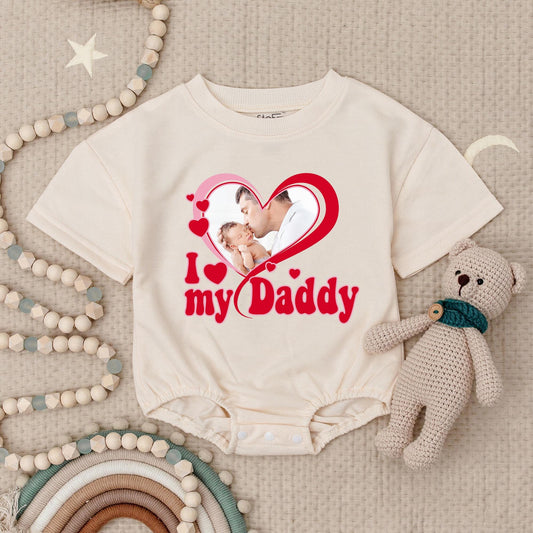 Custom Photo I Love My Daddy Baby Romper Sentimental Father Baby Kiss Pink Red Heart Outline Little One Month Baby Girl Bodysuit First Dad Gift